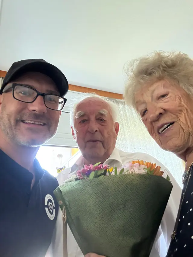 Am seinem heutigen Ehrentag, seinem 9️⃣0️⃣. Geburtstag, gratulieren wir unserem Walter Löffler auf das Herzlichste und wünschen ihm nur das Beste, vor allem Gesundheit, Glück und Heiterkeit ❤️💙 Unser 1. Vorstand Klaus Maier lies es sich nicht nehmen,dem Geburtstagskind persönlich zu gratulieren und mit ihm und seiner Frau auf sein Wohl anzustoßen. „Walter ist ein leuchtendes Beispiel für uns alle, was sein unglaublich großes, ehrenamtliches Engagement angeht. Ob bei uns, bei der Spielvereinigung, den Handballern oder als Schulweghelfer, auf unseren Jubilar ist immer Verlass. Wir sind ihm zu großem Dank verpflichtet und wünschen ihm natürlich für die kommenden Jahre alles erdenklich Gute.“