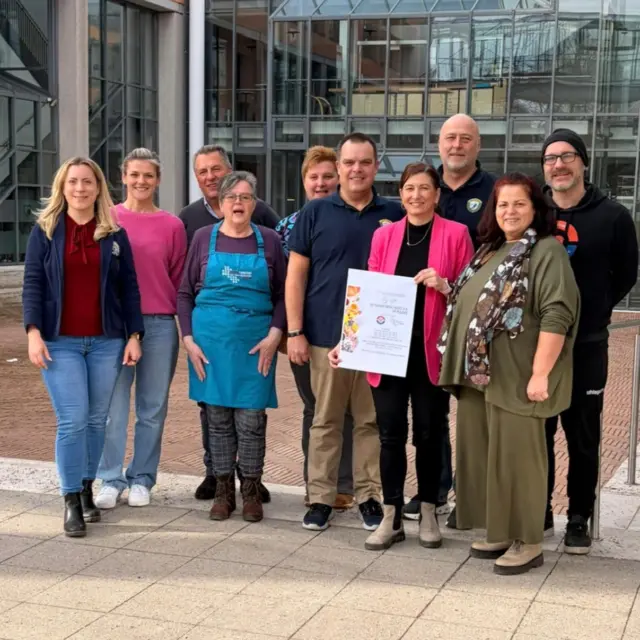 Am 23.01.2026 fand das erste kostenlose Senioren-Frühstück im KUBIZ Unterhaching statt. Viele fleißige Hände von Mitarbeitenden des Seniorenbegegnungs- und Bildungszentrums sorgten dafür, dass es den Teilnehmenden an nichts fehlte und organisierten das Treffen wirklich großartig - ein herzliches Dankeschön dafür! Es herrschte eine wunderbare Stimmung und es wurde viel geredet und gelacht. Wir als Sozialverein finanzieren diese Aktion, um aktiv etwas gegen die Vereinsamung im Alter zu tun und um es älteren Menschen zu ermöglichen, unabhängig von den finanziellen Möglichkeiten daran teilzunehmen. Ein großer Dank geht dabei auch an den @skiclub_hachingertal , der durch seine großzügige Spende von 600€ dieses regional bezogene Projekt tatkräftig unterstützt. Das nächste Treffen am Freitag, den 13.02.2026 ist bereits ausgebucht. Interessenten können sich aber noch gerne für Freitag, den 13.03.2026 unter seniorenimkubiz@unterhaching.de oder 089/6655537042 anmelden. Wir freuen uns dann wieder auf fröhliche und unbeschwerte Stunden mit Ihnen, liebe Senioren/-innen.