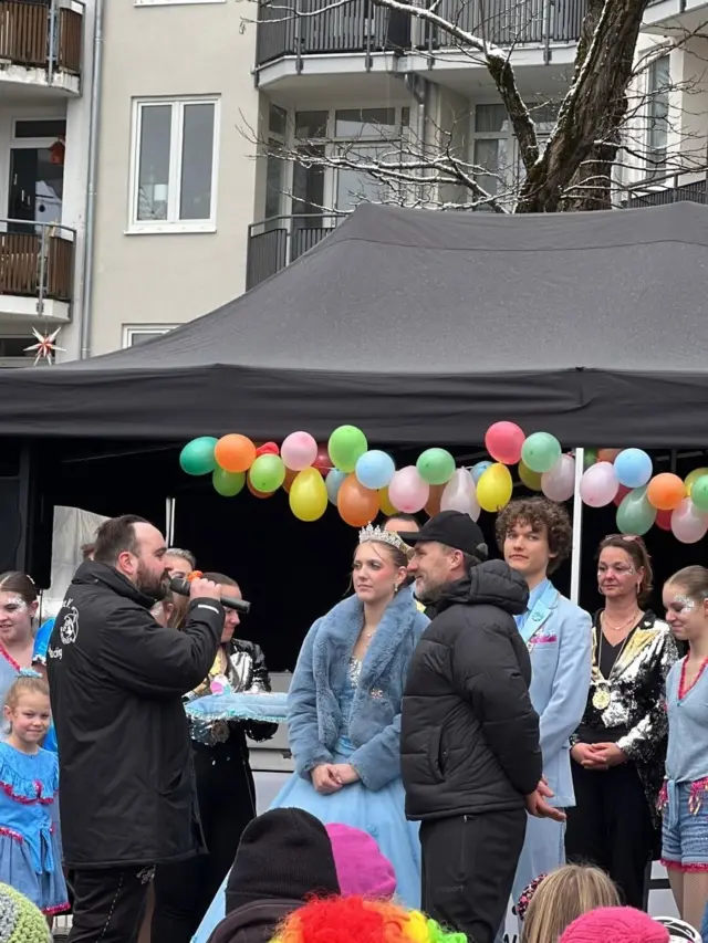 Wir waren heute mit einem Stand zum ersten Mal beim Faschingstreiben am Rathausplatz dabei!🥳
Es wurden Kaffee, Kuchen, Muffins und Krapfen verkauft.
Ein großes VERGELTSGOTT geht dabei an alle Eltern der Haching-Familie für ihre tollen Backkünste, an unsere Haus- und Hofbäckerei @baeckerei_goetz_taufkirchen für die leckeren Spezial-Krapfen, an @gabijoscht für die mega Standunterstützung sowie an alle anderen Helfenden🙏

Unser großer DANK geht zudem natürlich an unsere Freunde der @faschingsgesellschaftgleisenia, die wie jedes Jahr dieses tolle Event in großartiger Weise organisiert und durchgeführt haben. 
Die tollen Aufführungen mit viel Herz und Leidenschaft brachten nicht nur die vielen Besucher in ausgelassene Stimmung, sie sind auch Ausdruck der überragenden Arbeit und des Zusammenhalts dieses Vereins.👏

Eine große Ehre wurde unserem 1. Vorstand Klaus Maier zuteil, der sichtlich gerührt mit wunderbaren Worten für sein Engagement um Haching schaut hin e.V. geehrt wurde und sich dafür herzlich bedankte.

Zu guter letzt holte die @lebensmittelrettungmitherz die übrigen Krapfen, Kuchenstücke und Muffins ab, um diese morgen zu verteilen - einfach fantastisch 🥰

Insgesamt war es ein wunderschöner Tag und wir sind gerne im nächste Jahr wieder am Start! ❤️💙🤍
