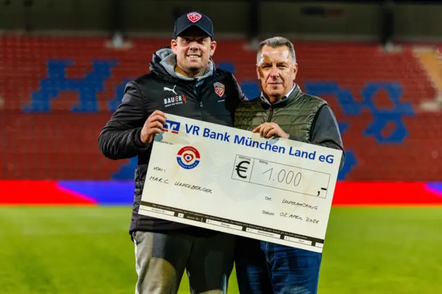 Zum Heimspiel gegen den TSV Buchbach löste Marc Unterberger sein Versprechen ein und spendete großartige 1.000€ für unseren Sozialverein „Haching schaut hin e.V.“👏 Wir sagen ein herzliches VERGELTSGOTT, lieber Marc und wünschen Dir für Deine Zukunft alles erdenklich Gute! 🍀 #hachingschauthin